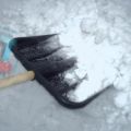 Очистка крыш от снега и сосулек с помощью промышленного альпинизма в Ижевске