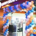 Праздничное оформление воздушными шарами цифрового супермаркета «DNS»