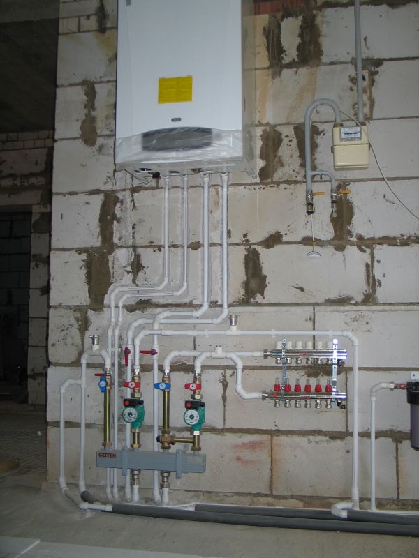 Монтаж трубопровода системы отопления.