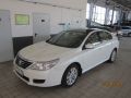 Белоснежный Renault Latitude с панорамной крышей.