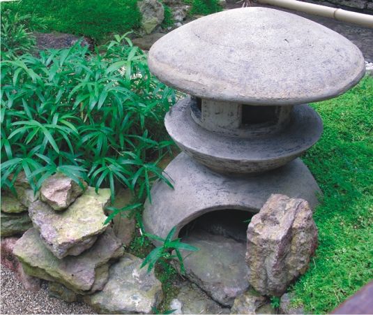 Японские фонари используются в садах с глубокой древности. В