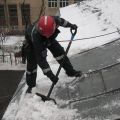 Уборка снега лопатой