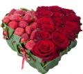 Сердце из роз и клубники "Сладкая страсть"