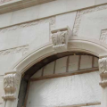 Фасад с оконным порталом