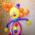 Яркий клоун из воздушных шаров