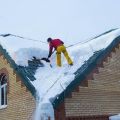 Уборка снега и льда с крыши