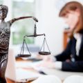 В чем различия между адвокатом и юристом?