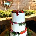 Зимний свадебный торт с ягодами
