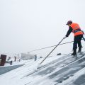 Уборка снега с крыш в Новокуйбышевске. Чистка кровли от наледи и сосулек.
