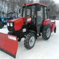 Трактор Беларус 320.4 с коммунальным отвалом и щеткой