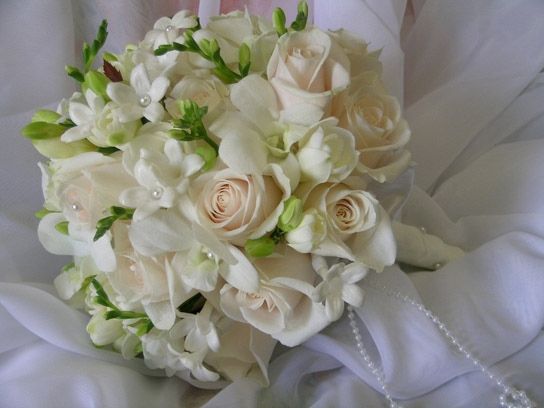 Букет невесты классический из розы и стефанотиса