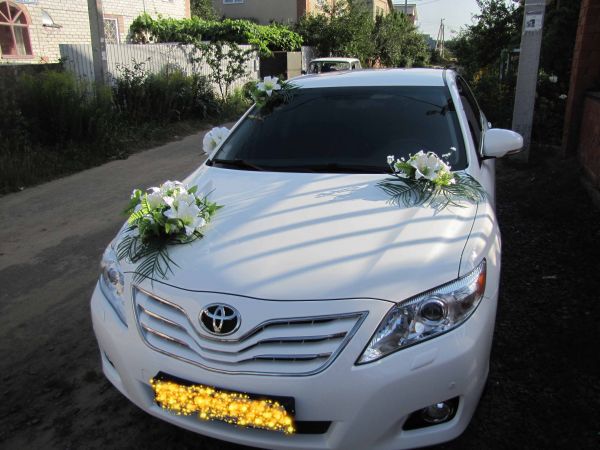 Как украсить машину на свадьбу живыми цветами
