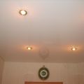 Глянцевый натяжной потолок с галогеновыми точечными светильниками