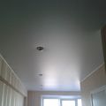 Натяжной потолок матовый со встроенными светильниками