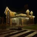 Новогоднее освещение домов светодиодной бахромой