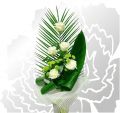 Букет из 5 белых роз, хризантемы, листьев пальмы и аспидистры.