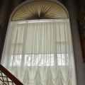 Австрийские шторы для гостиной+рулонные шторы+ламбрекен для арочного окна.