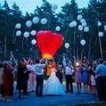 Массовый запуск небесных фонариков на свадьбу