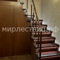 Дубовая лестница с комбинированным ограждением в двухуровневой квартире. № 163 к.