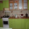 Кухонный гарнитур с зелёными фасадами