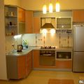 Кухонный гарнитур серый с оранжевыми фасадами