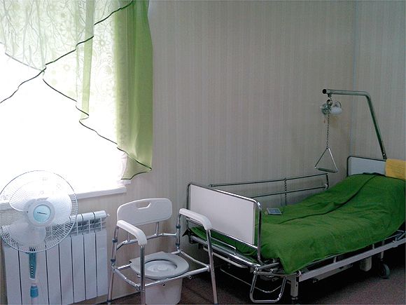 Пансионат для лежачих больных временно воронеж 88007754613. Комната больного. Комната для больных. Палата для лежачих престарелых. Комната пансионата для лежачих больных.