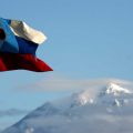 На высшей точке горы Килиманджаро установлен флаг МЧС России