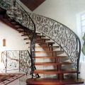 Кованная металлическая лестница в интерьер дома