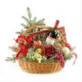 Подарочные новогодние корзины с фруктами, цветами, шампанским и живой хвоей