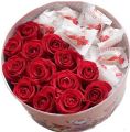 Коробка с цветами роз и Рафаэлло розы и Рафаэллка
