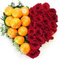 Цветы в коробке в форме сердца с апельсинами
