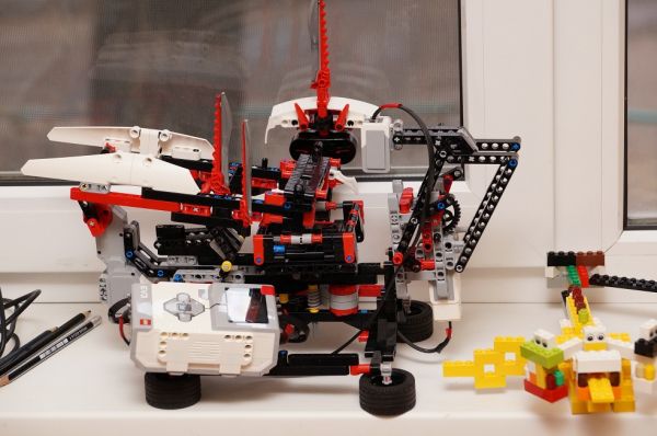 Робот LEGO