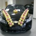 Украшение автомобиля цветочками из воздушных шаров