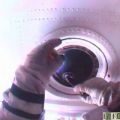 Космонавт помыл снаружи «окно» МКС инвентарем собственной разработки
