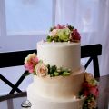 Свадебный торт с живыми цветами в декоре.