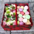 Набор macarons в коробке с цветами