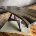 Элегантный стол из слэба для городского лофта