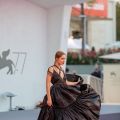 Блогер из России Полина Пушкарёва стала звездой ковровых дорожек на Венецианском кинофестивале