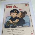 Искренний акцент в городской среде: как постер «Love is... » оживил витрину цветочного салона