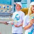 Промоутеры по раздаче листовок.